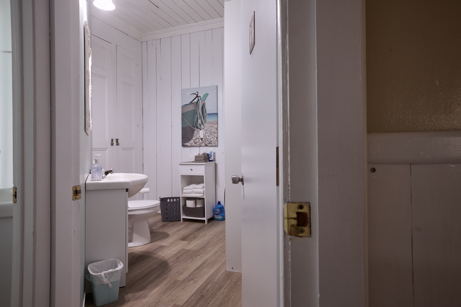 Salle de bain avec douche et lavabo