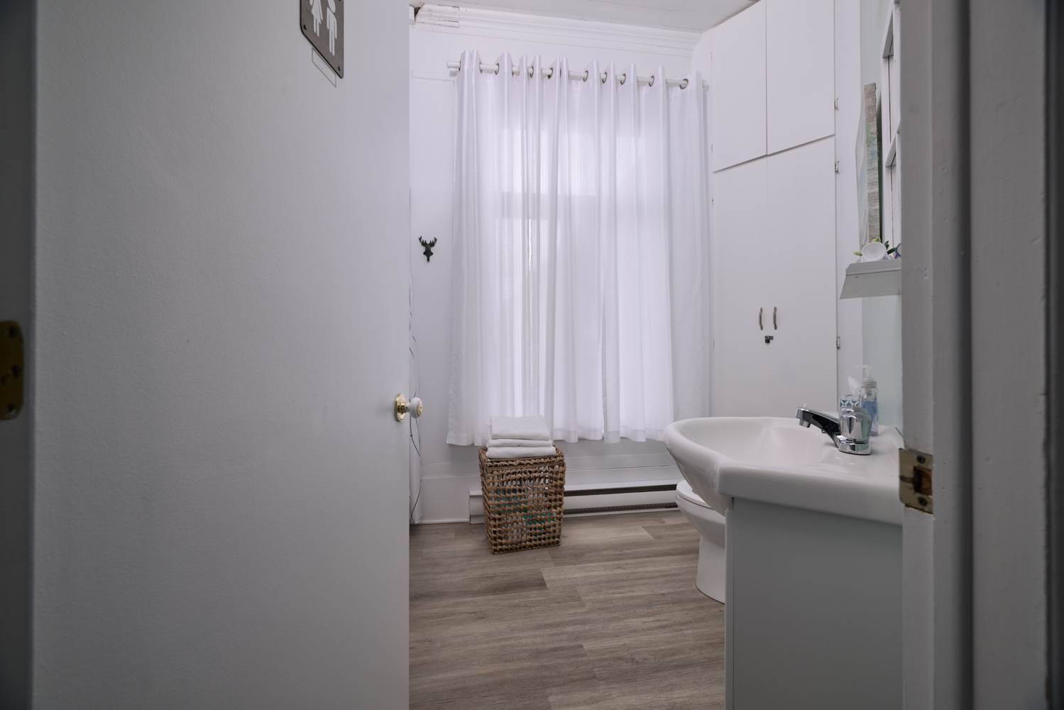 Salle de bain avec baignoire