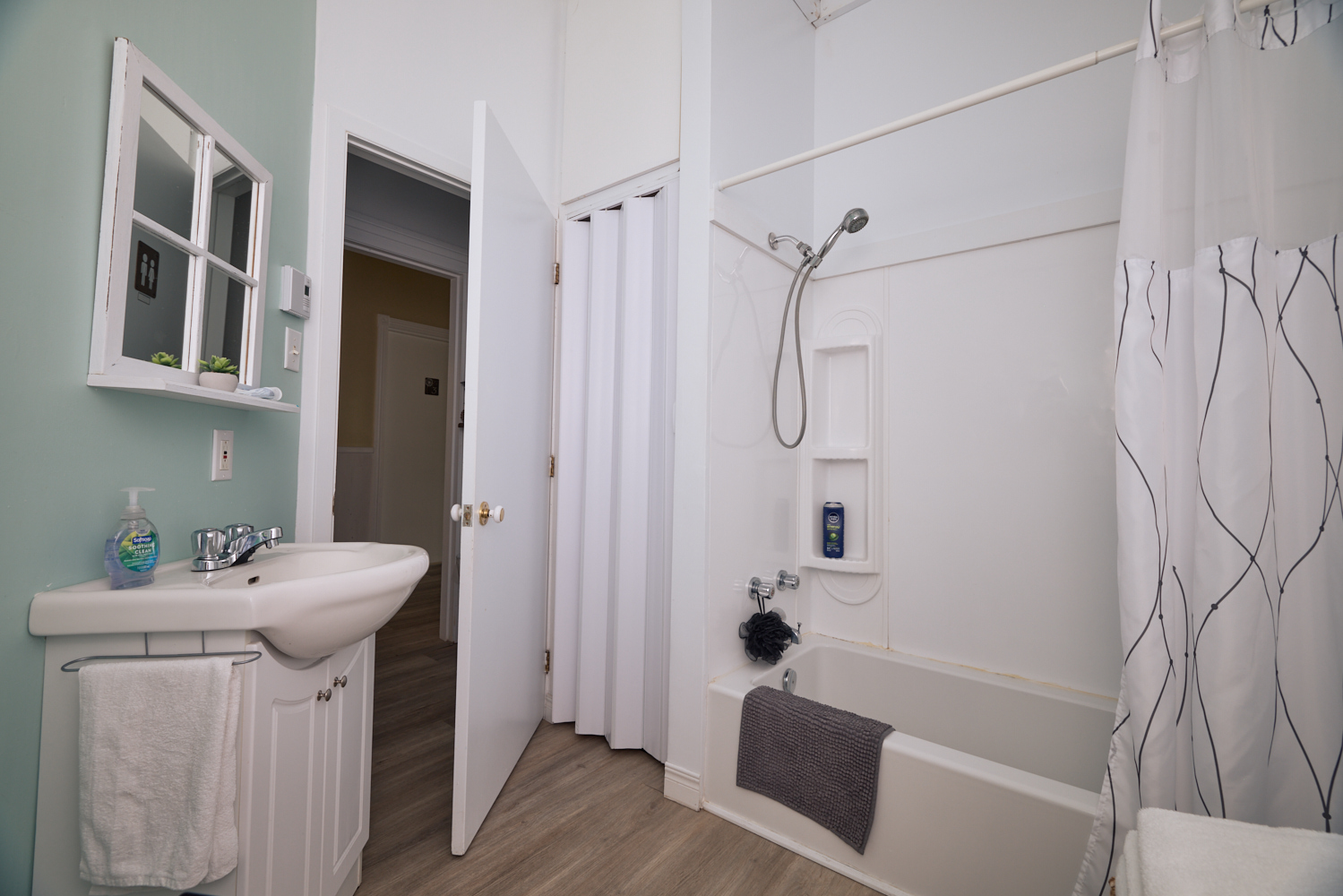 Salle d'eau compacte avec lavabo