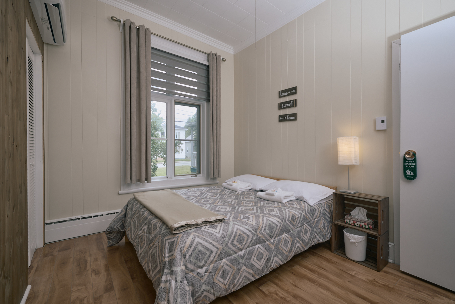 Chambre privée avec lit queen et rideaux occultants