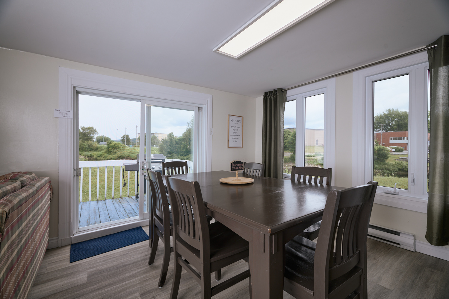 Coin repas commun avec grande table de bois