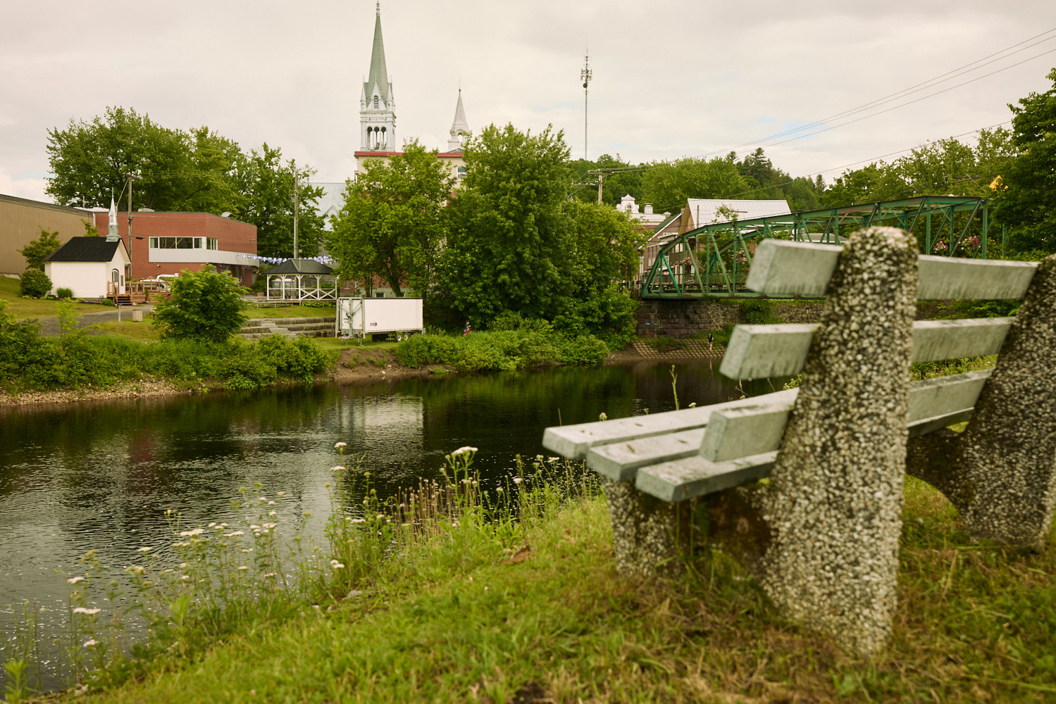 Le village de Saint-Raymond le long de la rivière Sainte-Anne